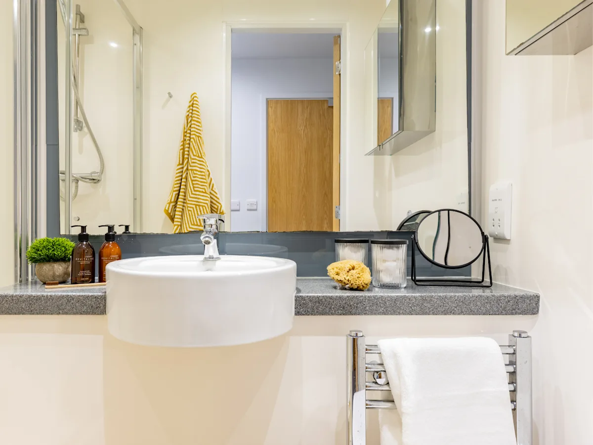 Silver En Suite - image 10