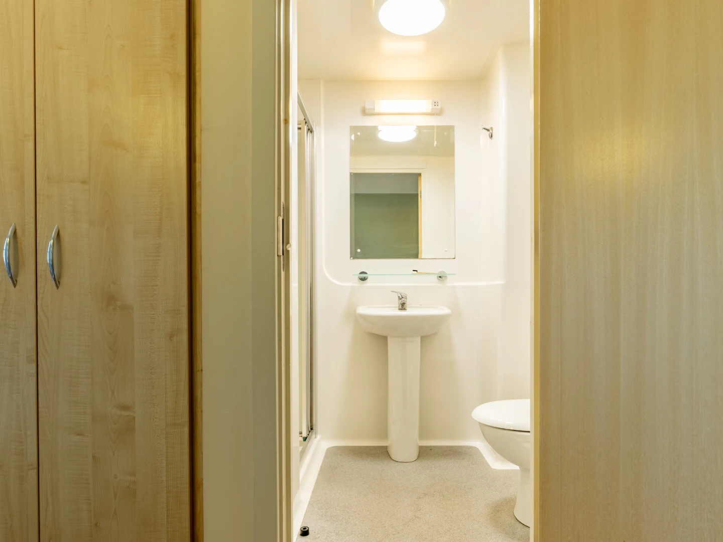 Silver En Suite - image 7
