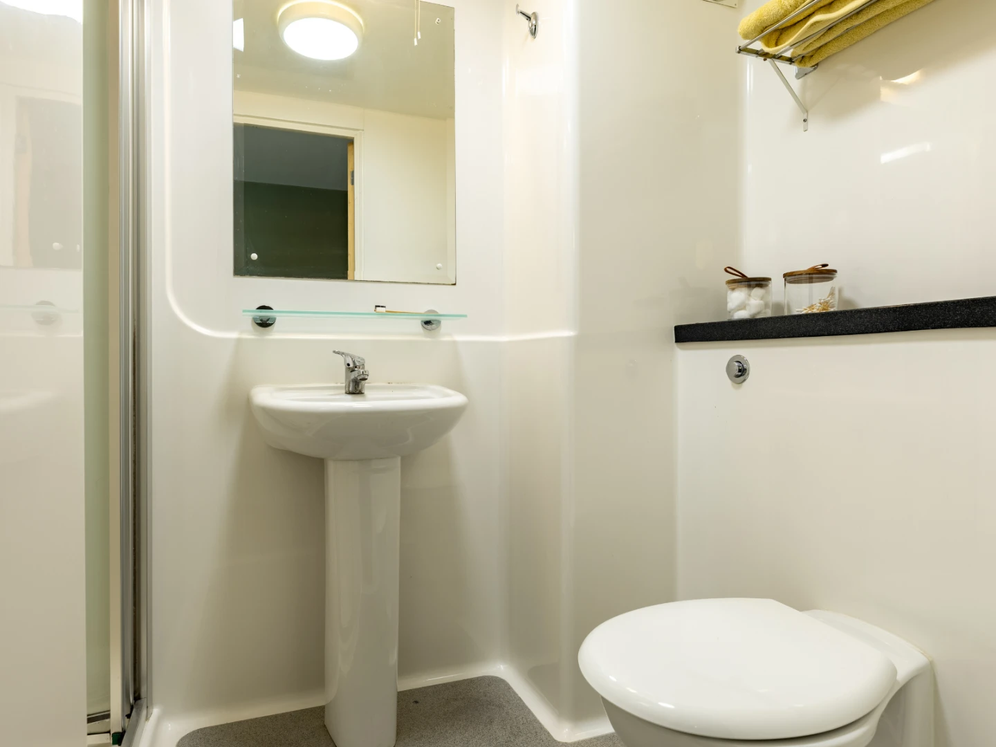 Silver En Suite - image 8