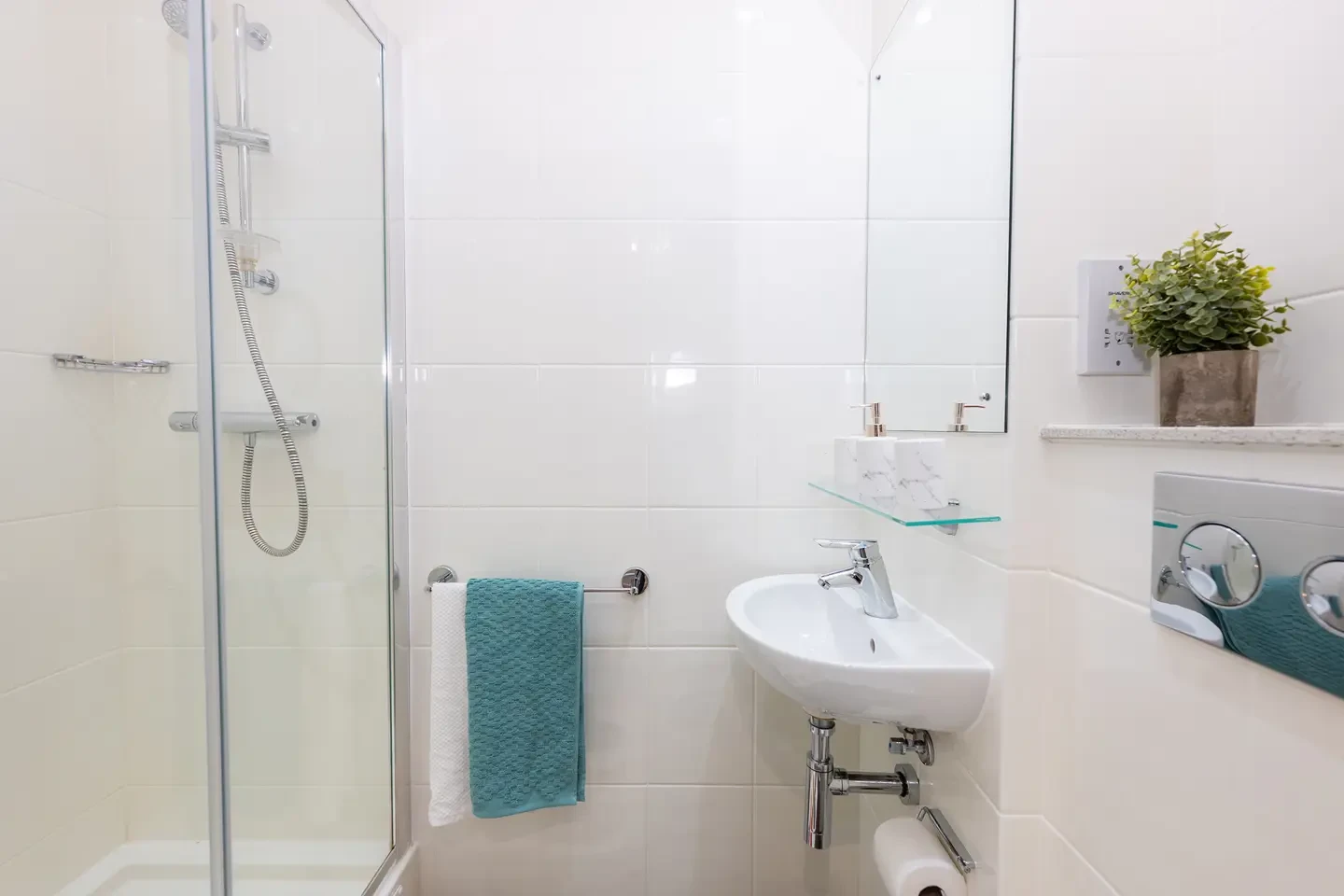 Silver Ensuite - image 8