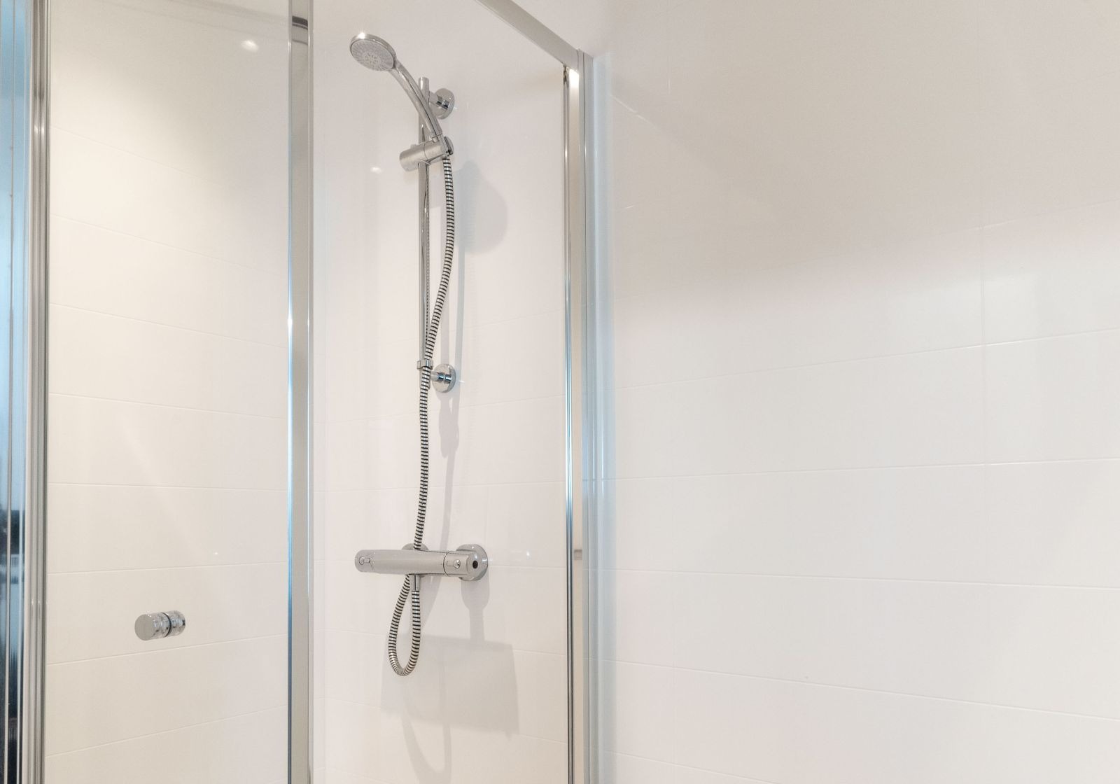 Silver Ensuite - image 7