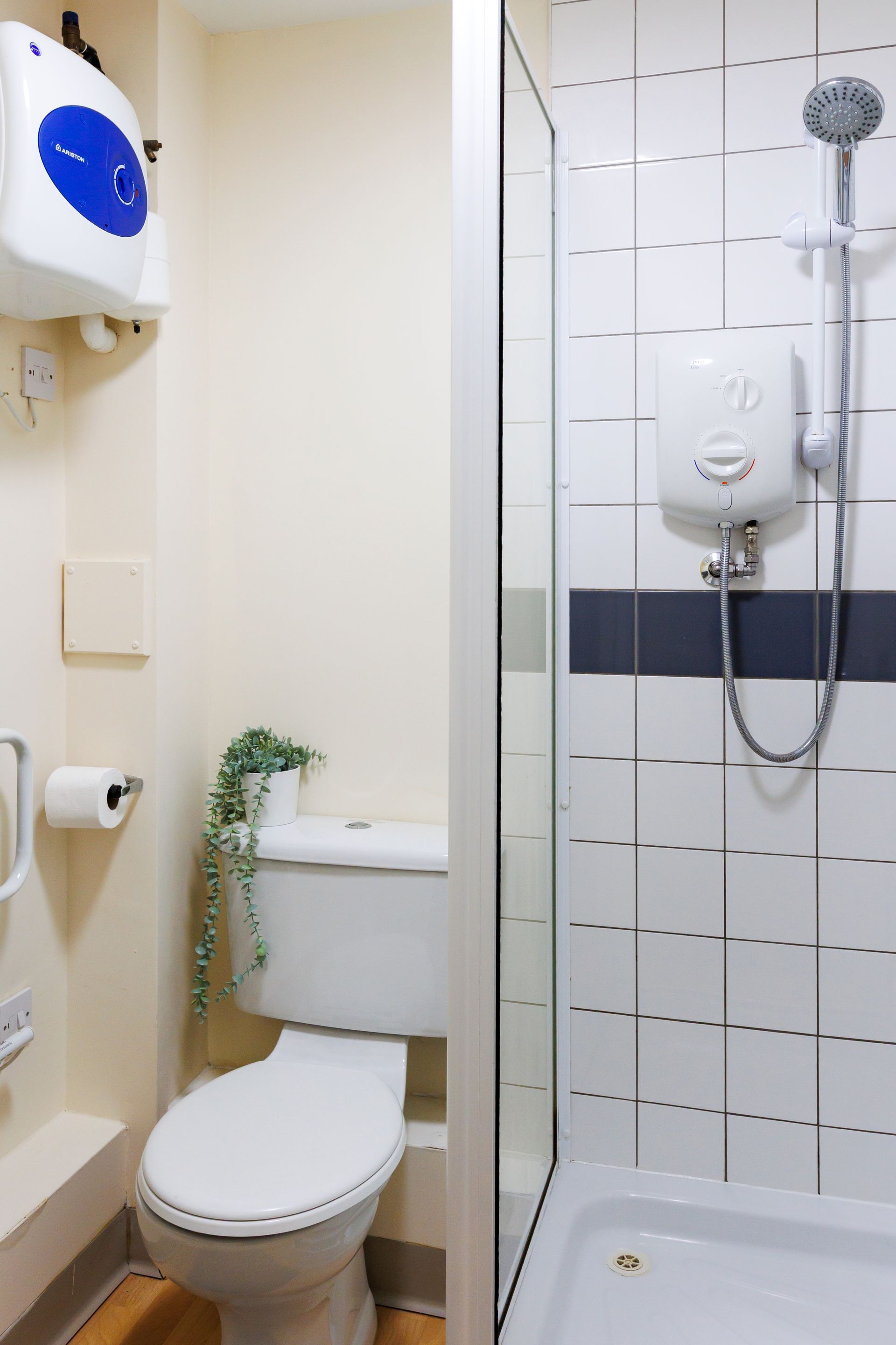Silver Ensuite - image 22