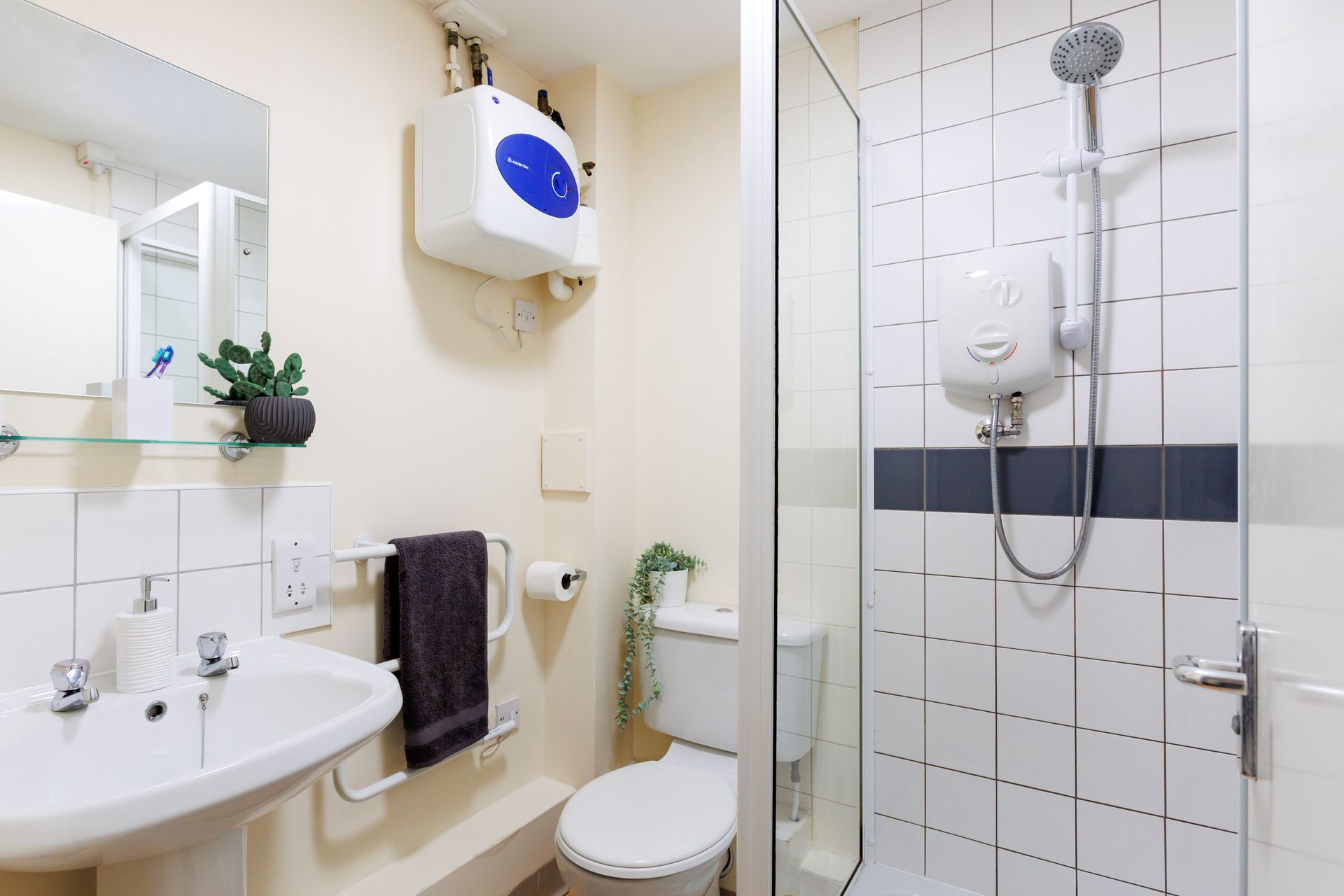 Silver Ensuite - image 16