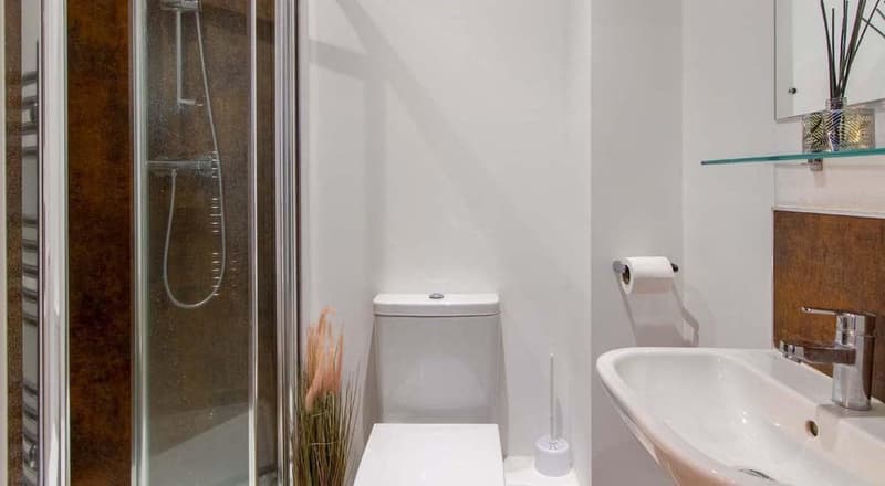 Standard Ensuite - image 8