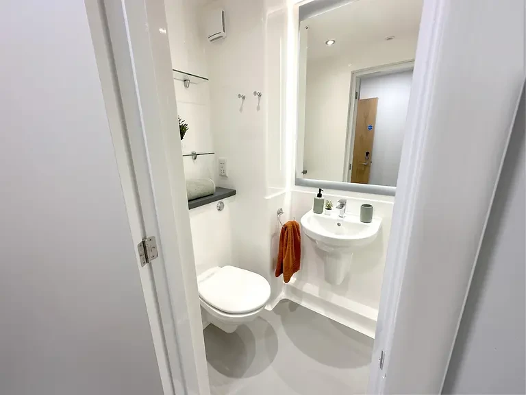 Standard Ensuite - image 8