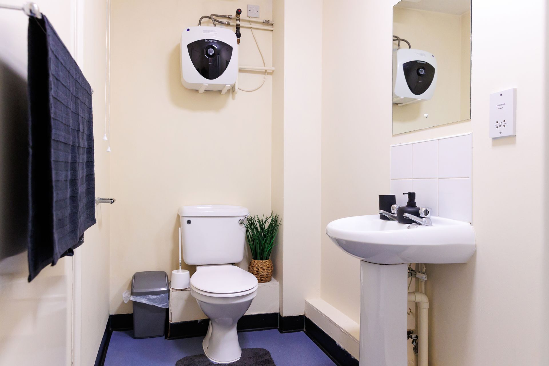 Essential Single Non Ensuite - image 12