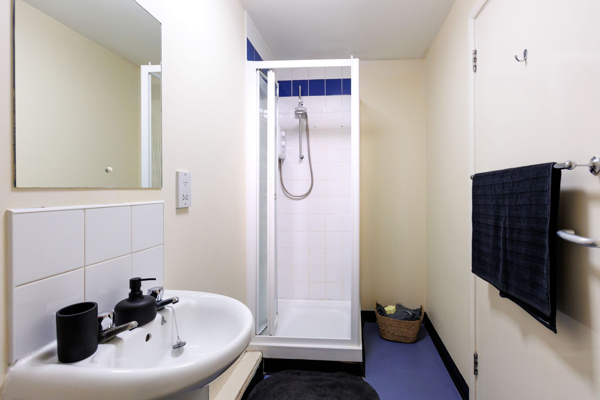 Essential Single Non Ensuite - image 14