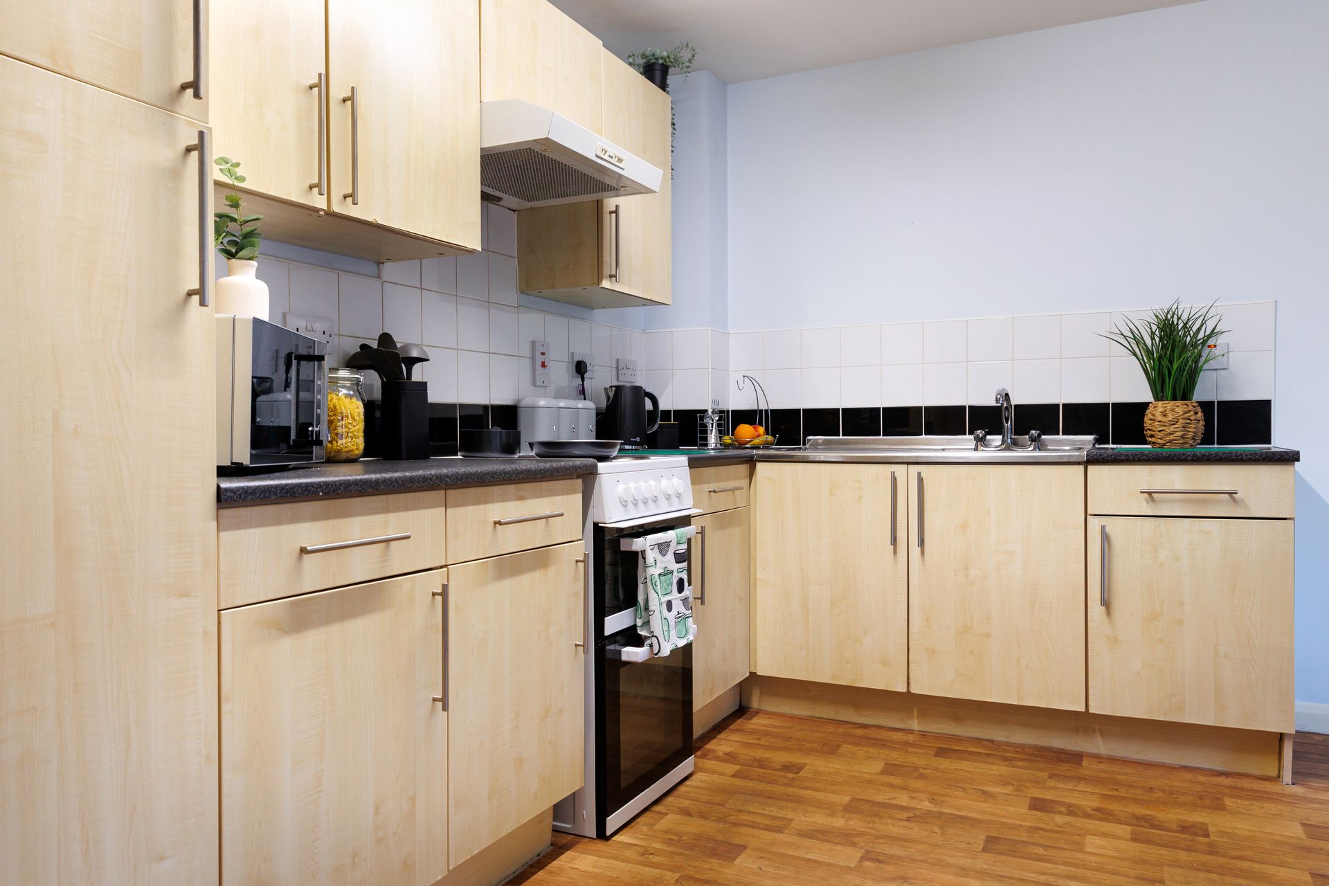 Essential Single Non Ensuite - image 9