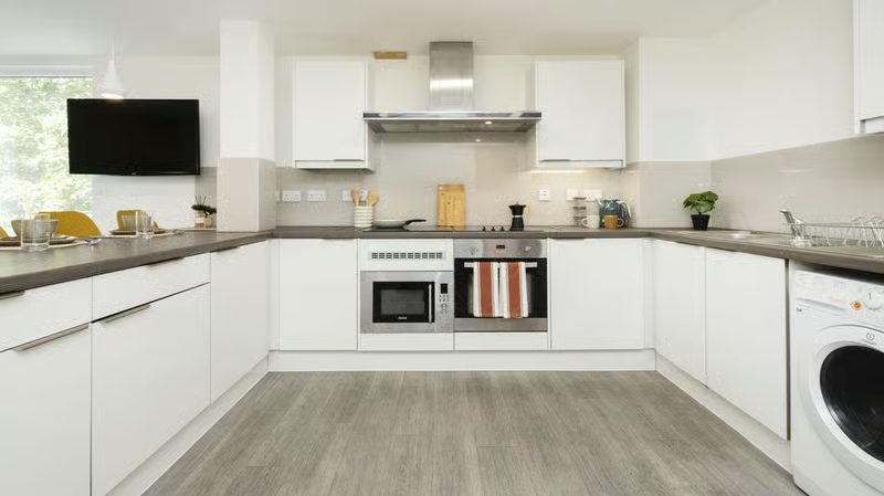 Superior Plus Ensuite - image 7
