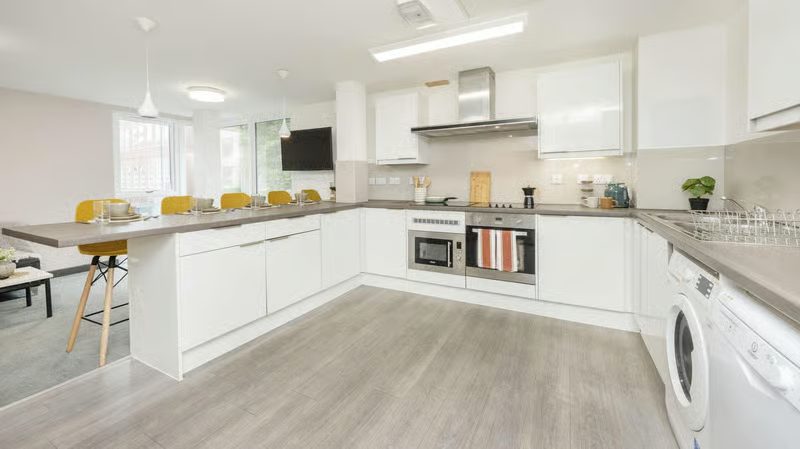 Superior Plus Ensuite - image 8