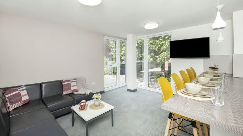 Superior Plus Ensuite - image 9