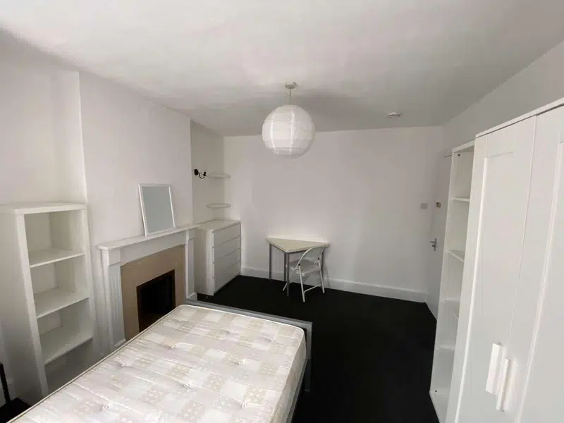 Hook Road, London photo 7