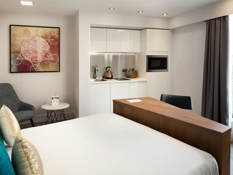 Iconinc @ Roomzzz - Stratford, London photo 3