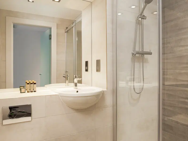 Iconinc @ Roomzzz - Stratford, London photo 5