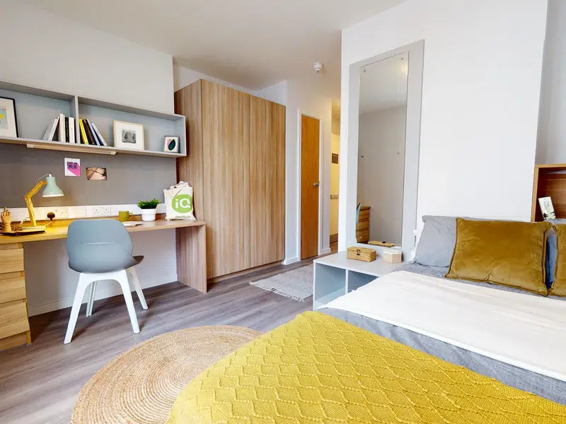 iQ Sterling Court, London photo 1