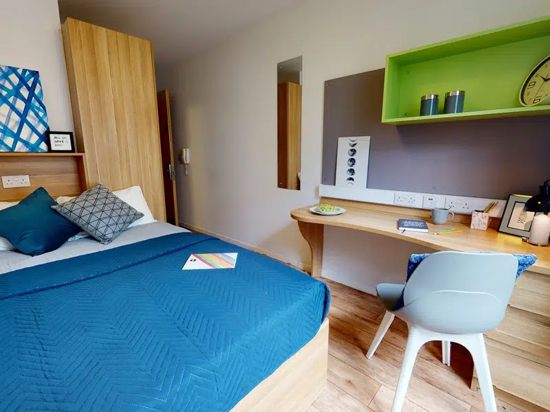 iQ Sterling Court, London photo 2
