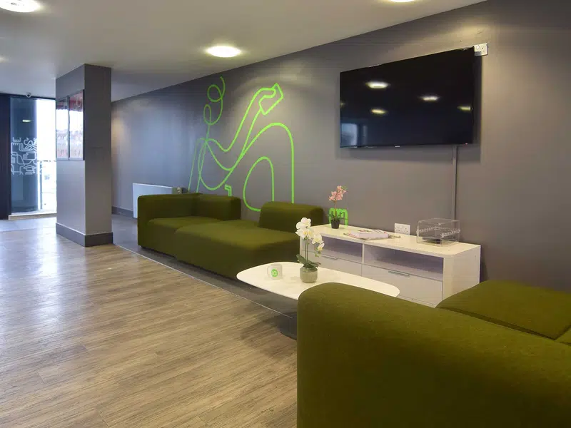 iQ Sterling Court, London photo 15