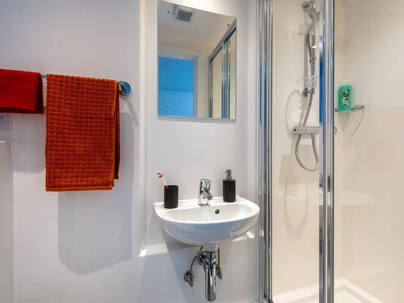 12 Bed Club En-suite photo 2