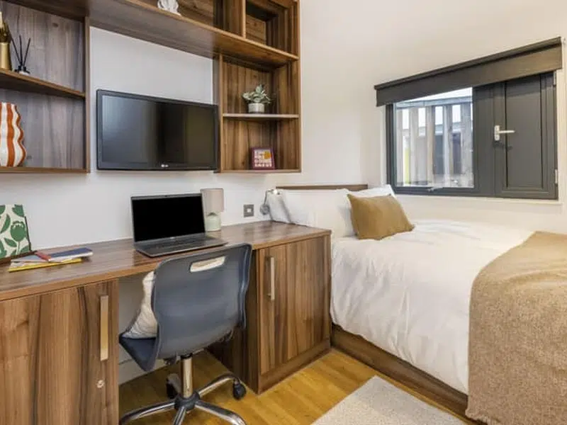 2 Bed En-Suite Flat photo 2
