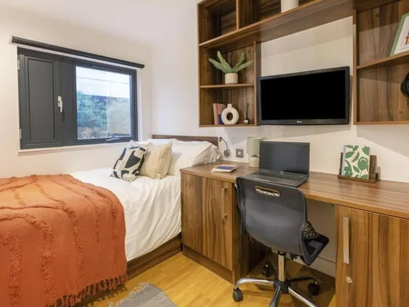 2 Bed En-Suite Flat photo 1