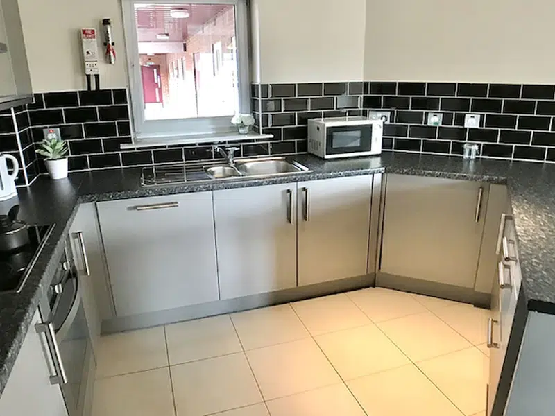 2 BED APARTMENT (ENSUITE ROOM) photo 4