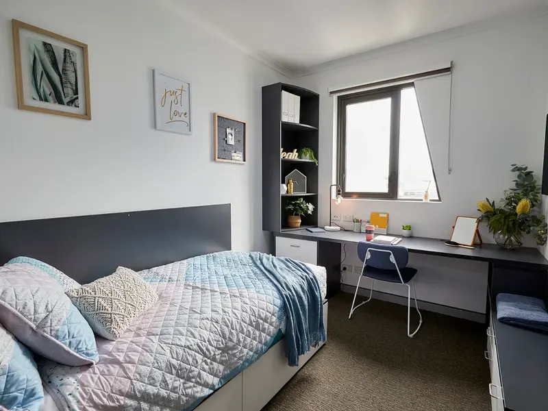 4 Bed Apartment with Ensuite photo 2