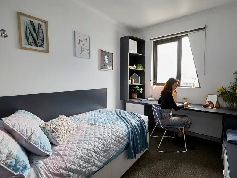 5 Bed Apartment with Ensuite photo 1
