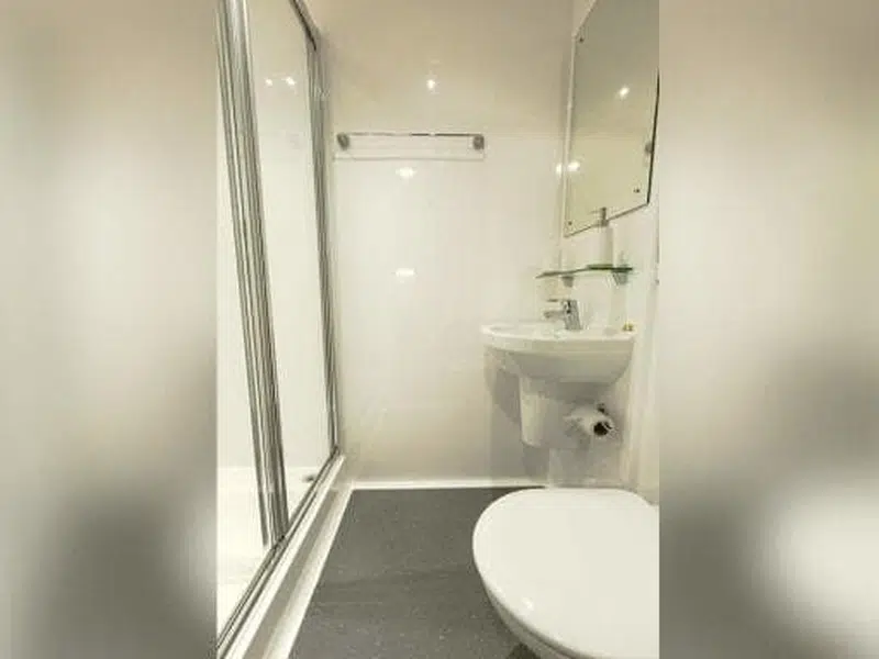 5 Bed Standard En-suite photo 4