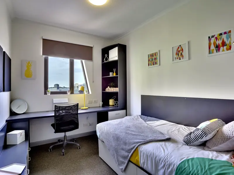 6 Bed Apartment with Ensuite photo 1