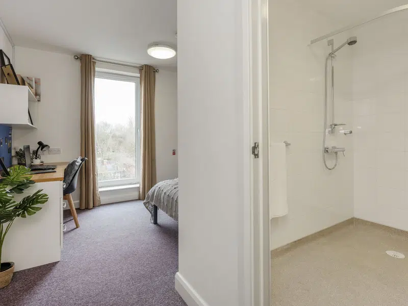 Premium En-suite with Wet Room photo 3