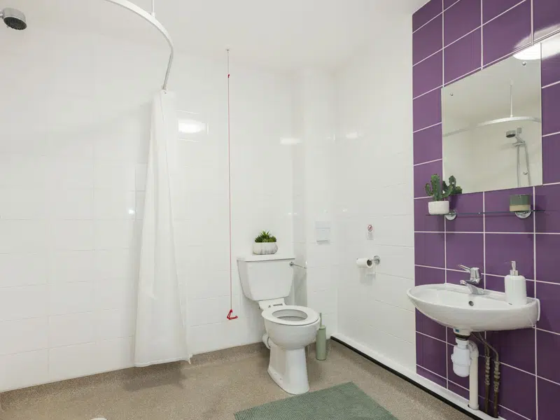 Premium En-suite with Wet Room photo 5