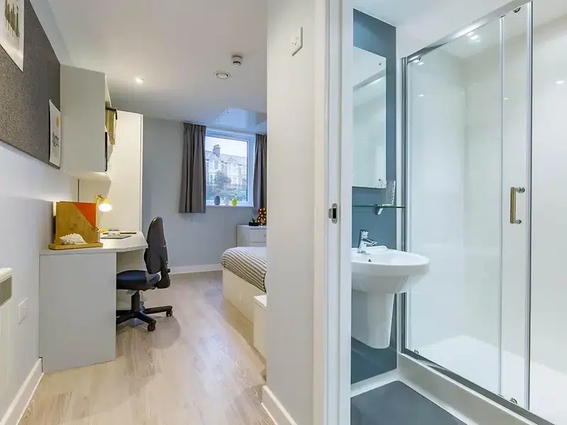 6 Bed Standard En-suite photo 6