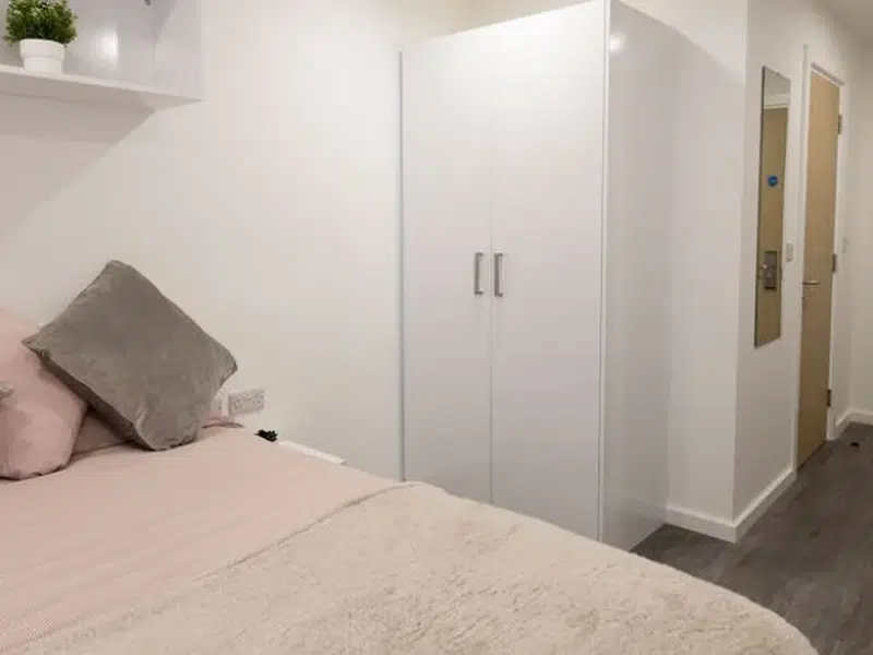 7 Bed Classic Ensuite photo 1