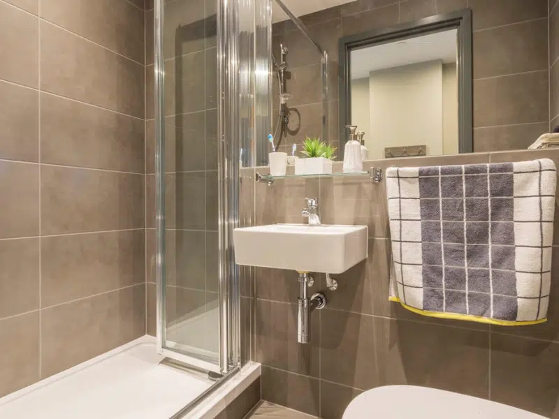 7 Bed Cluster Ensuite photo 2