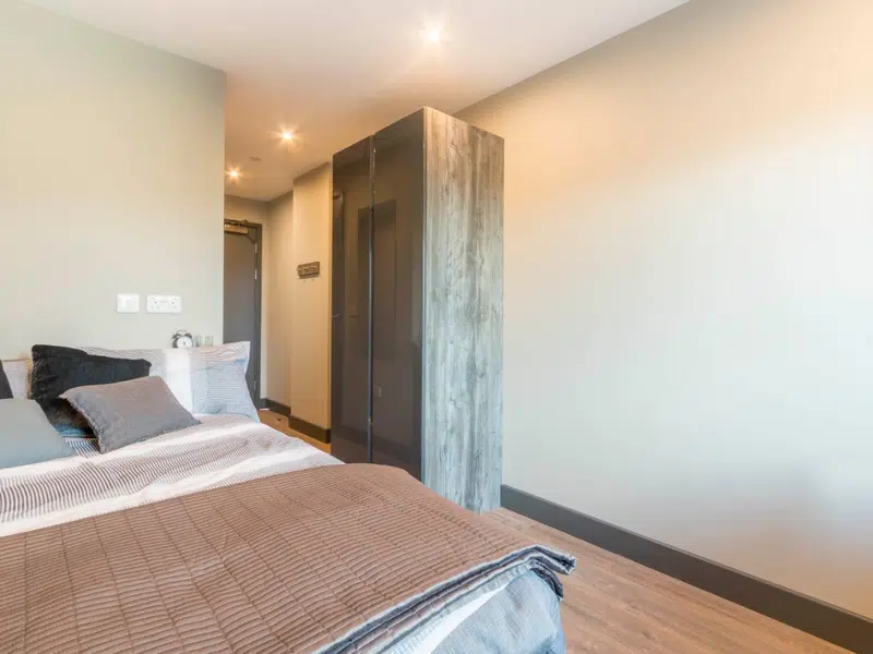 7 Bed Cluster Ensuite photo 3