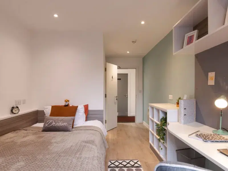 7 Bed Cluster Ensuite photo 1