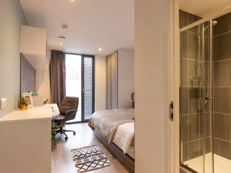 7 Bed Cluster Ensuite photo 2