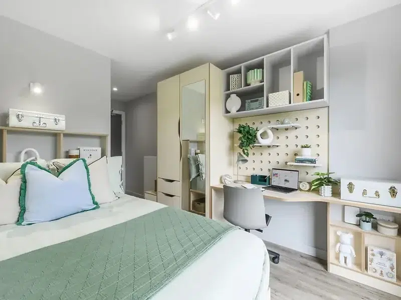 7 Bed Standard Ensuite photo 2