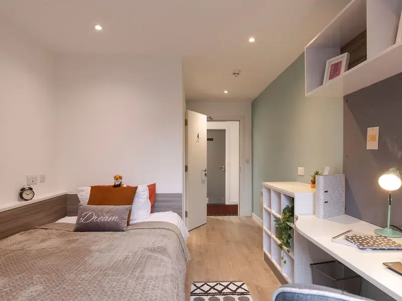 8 Bed Cluster Ensuite photo 5