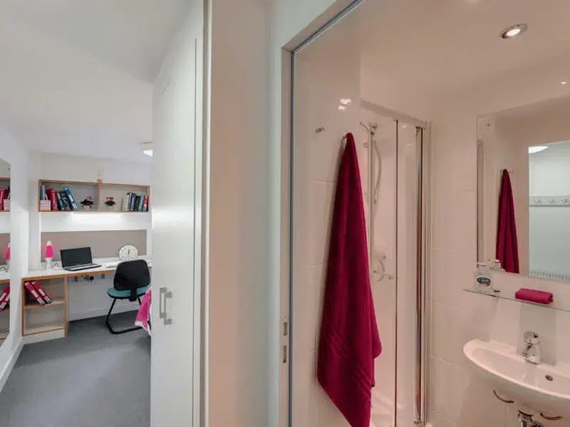Deluxe Ensuite photo 4