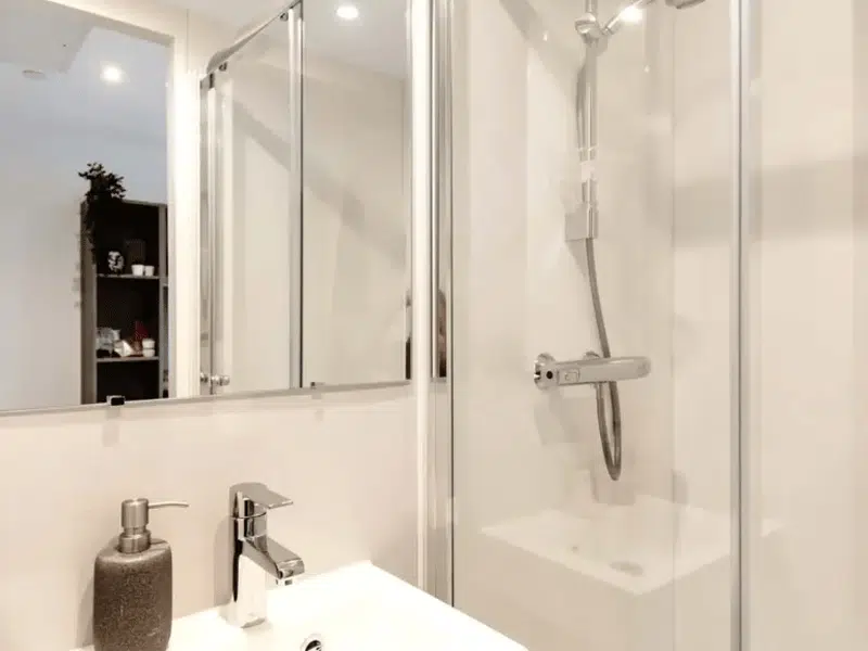 Deluxe Plus Ensuite photo 6