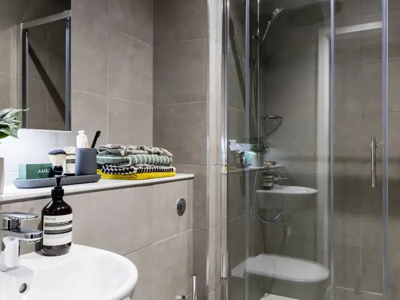 Diamond Ensuite photo 5