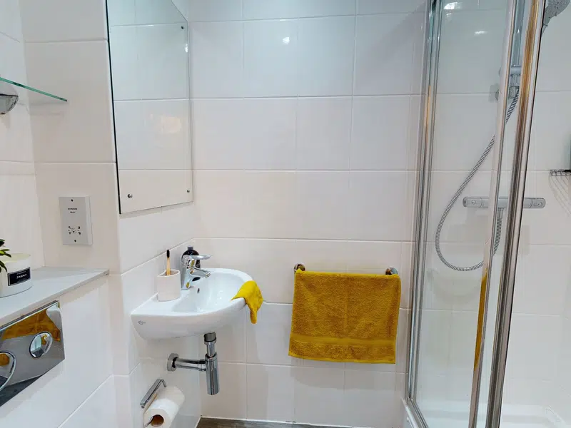 En Suite photo 4