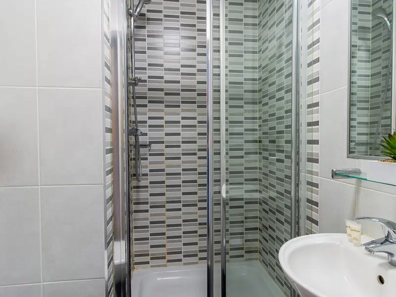 Standard Ensuite photo 3
