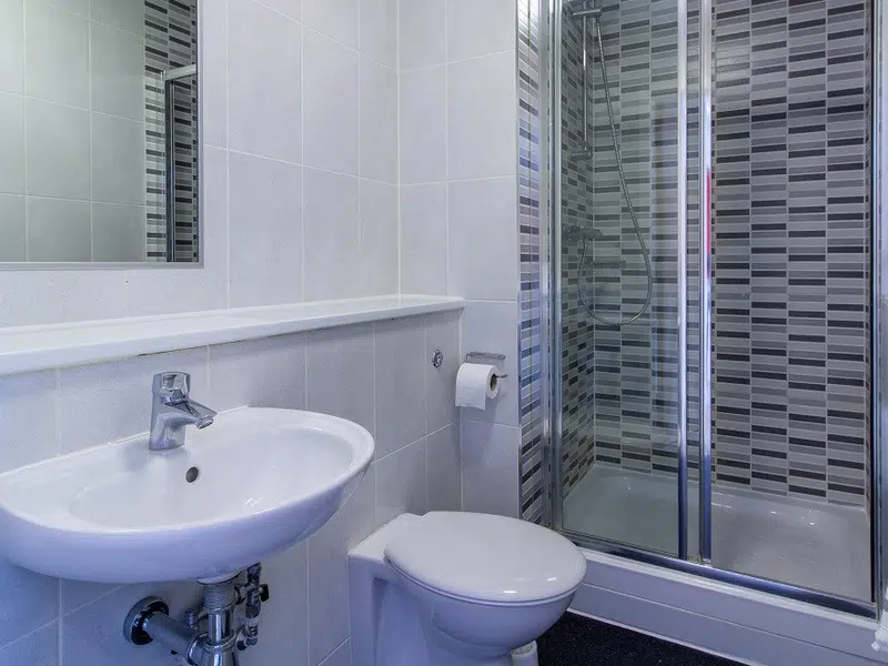 Standard Ensuite photo 2