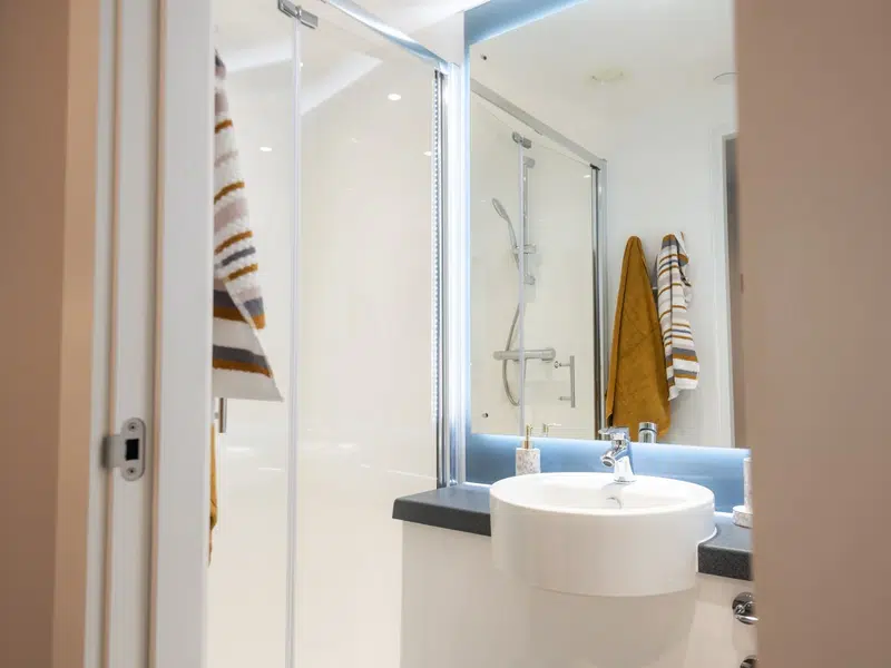 Ensuite photo 3