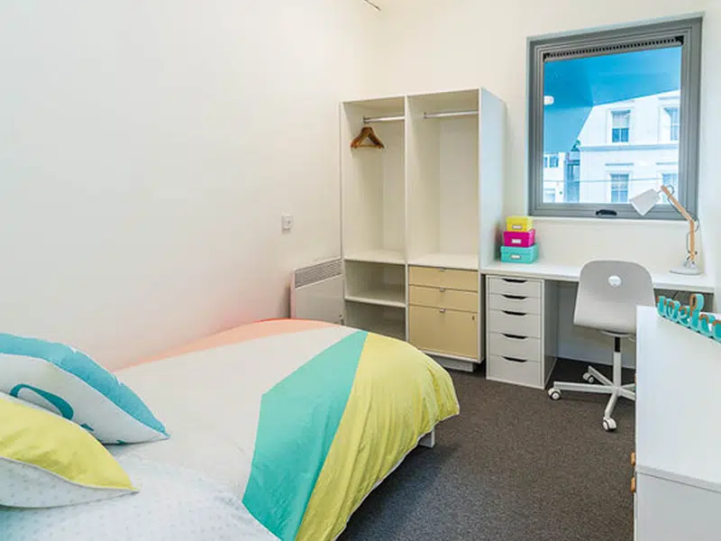 Ensuite 4 Bdrm Apt photo 3