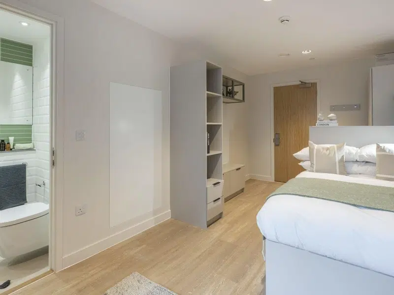 Ensuite with Balcony photo 2