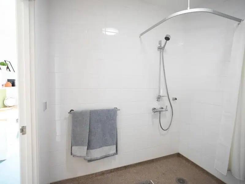 Accessible En-suite photo 2