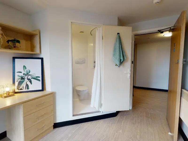 Silver En Suite photo 1